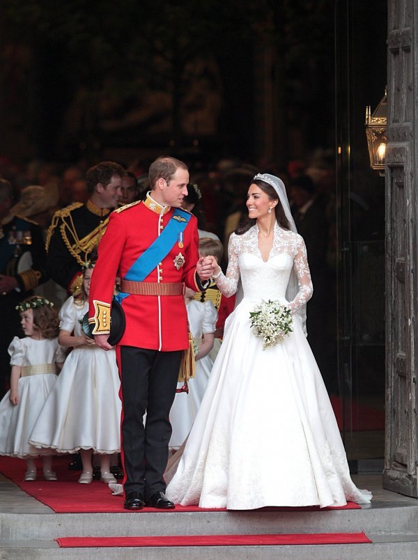 Kraljevsko vjenčanje Kate Middleton i princa Williama u Westminsterskoj opatiji. Vjenčanicu i 2,70 metara dugačak veo dizajnirala je Sarah Burton.