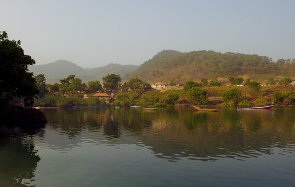 Brdovita obala poluotoka i zaljeva u kojem se nalazi Freetown. Planine lavice kako bi u prijevodu sa španjolskog glasio i naziv zemlje Sijera Leone