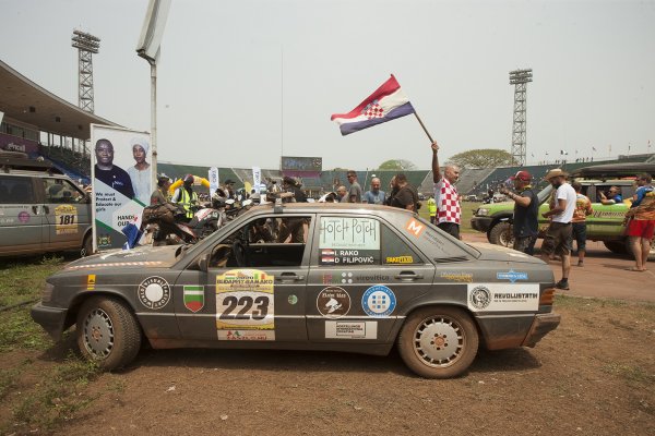 Jedno od tri službena vozila hrvatskog humanitarnog reli tima MyLife4Kids od kojih su dva stigla na cilj u Freetown. Do večeri naš African Fake Taxi imao je već drugog vlasnika