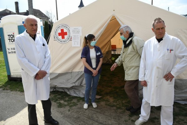 Bjelovar: Ispred Opće bolnice postavljeni trijažni šatori za nove pacijente