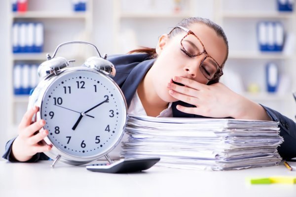 Nedostatak sna smanjuje koncentraciju čime se smanjuje i produktivnost na poslu, uzrokuje nesanicu i glavobolje