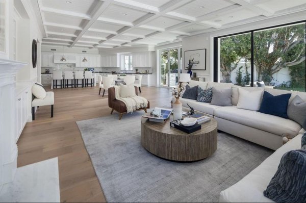 Dom Jennifer Love Hewitt