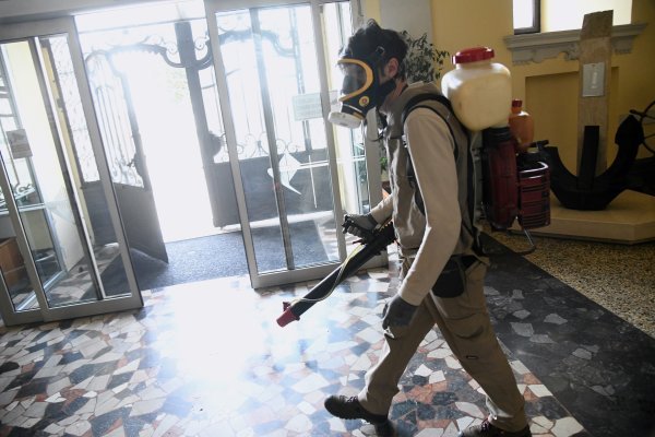 Rijeka: Dezinficiranje zajedničkih prostora u zgradi Jadrolinije