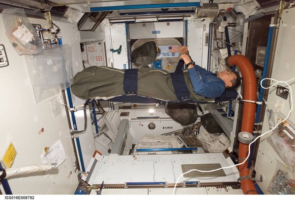 Paolo Nespoli, astronaut  Europske svemirske agencije spava u Međunardnoj svemirskoj stanici