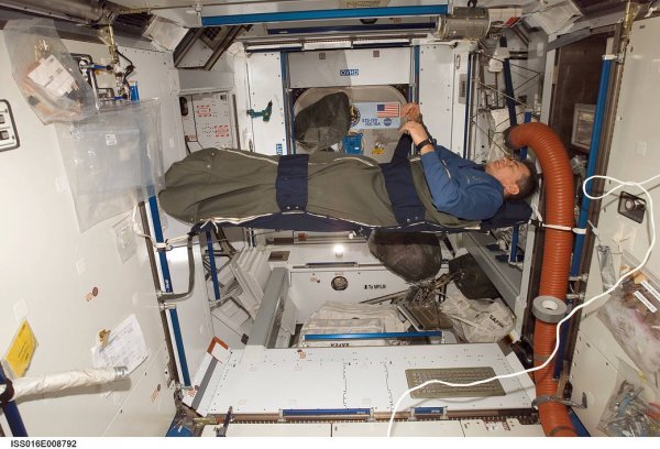 Paolo Nespoli, astronaut  Europske svemirske agencije spava u Međunardnoj svemirskoj stanici