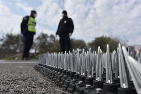 Murter i Betina stavljeni u karantenu, policija na ulazu provjerava vozila