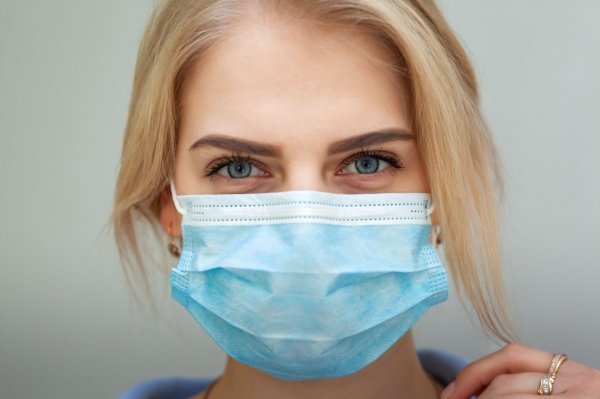 Kapljice igraju vrlo važnu ulogu - morate nositi masku, jer kad govorite, uvijek vam iz usta izlaze kapljic, tvrdi kineski znanstvenik dr. George Gao