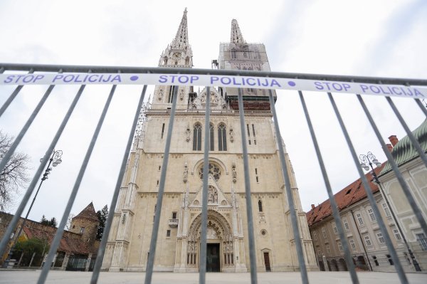 Oko zagrebačke katedrale postavljena zaštitna ograda