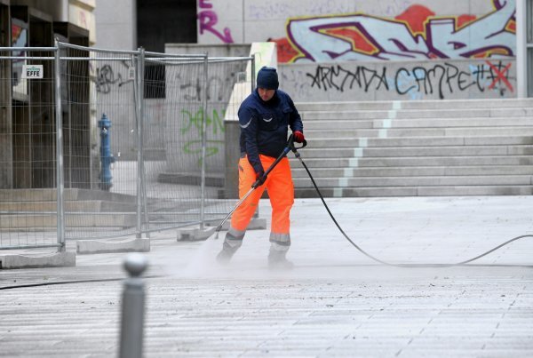 Rijeka: Radnici Čistoće čiste plato ispred Opere