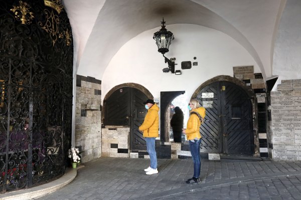 Kamenita vrata, jedno od rijetkih javnih mjesta gdje se vjernici mogu pomoliti