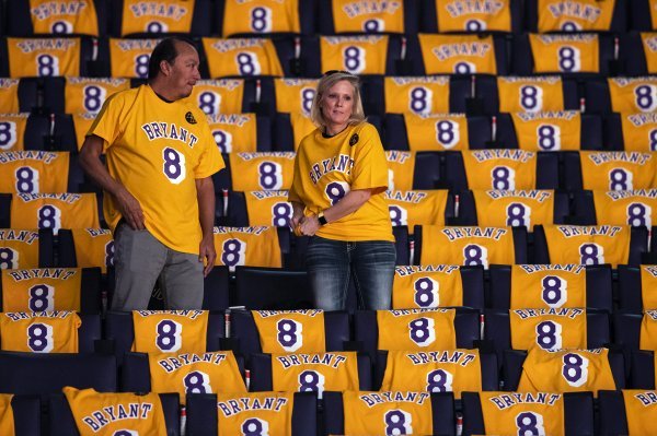 Navijači Los Angeles Lakersa u majicama Kobea Bryanta