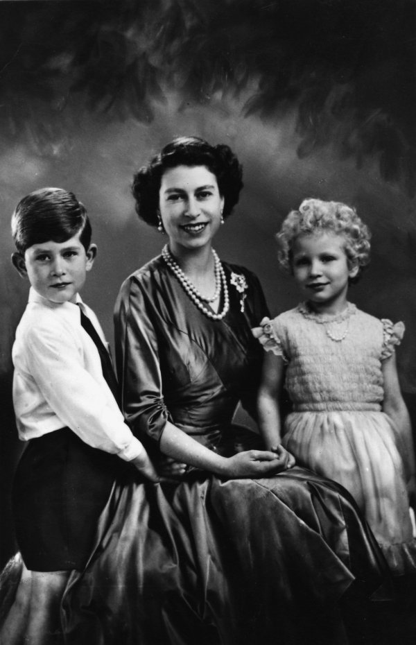 Kraljica Elizabeta II s princem Charlesom i princezom Anne