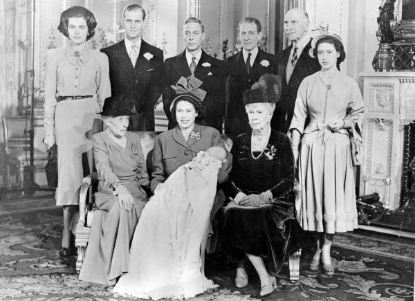 Princeza Elizabeta s malenim Charlesom, kraljica Mary, princ Philip, kralj George VI, norveški kralj Haakon VII i princeza Margaret