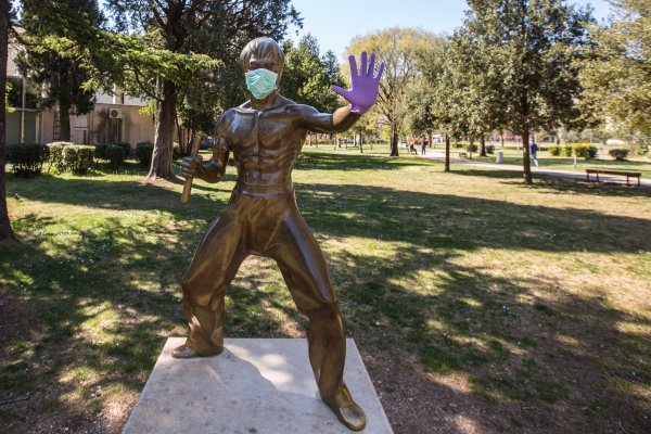 Mostar: Kip Brucea Leeja osvanuo sa zaštitnom maskom i rukavicama