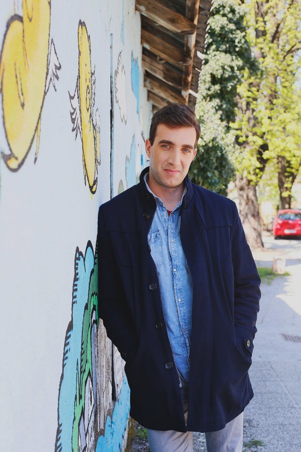 Zadnje sekunde prije ulaska u studio prolaze mu u namještanju kravate tako da bude ravna 