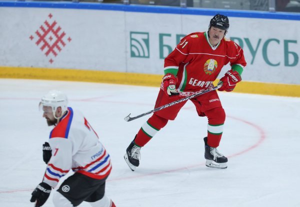 Aleksandar Lukašenko igra hokej