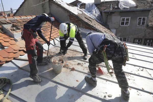 Zagreb: Volonteri saniraju uništene dimnjake na gradskim krovovima