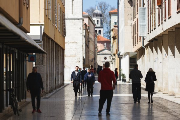Zadar: Lijepo vrijeme izmamilo je građane u kratku šetnju gradom