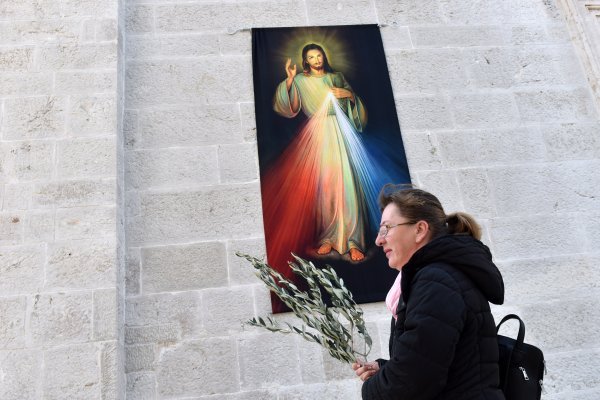Šibenik: Građani dolaze po blagoslovljene maslinove grančice ispred crkve
