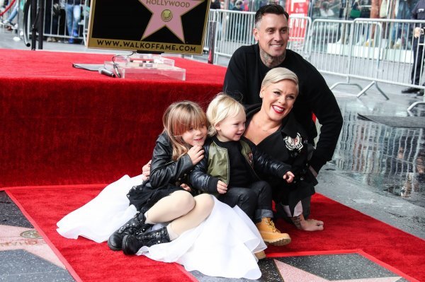 Pink sa suprugom Careyjem, sinom Jamesonom i kćerkicom Willow