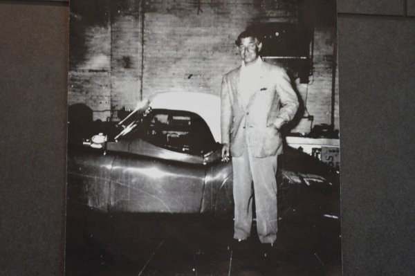 Clark Gable pokraj svog Jaguara XK120