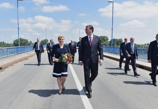 Grabar-Kitarović i Vučić na mostu u Dalju, Ured predsjednice