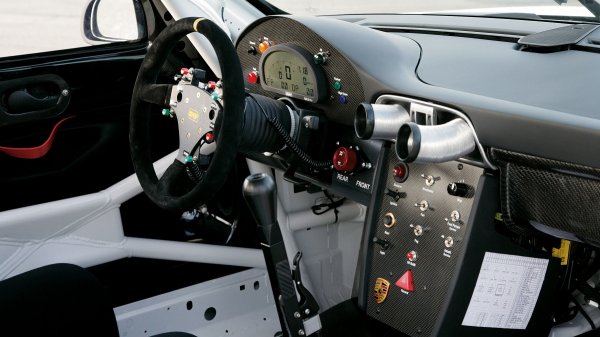 Volan u modelu Porsche 911 GT3 RSR (2008.)