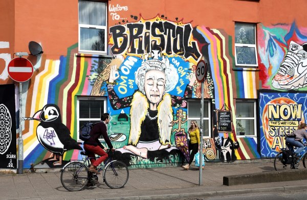 Engleska kraljica smiruje se uz jogu, mural u Bristolu