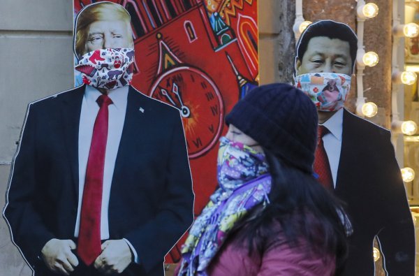Kartonske figure Donalda Trumpa i Xi Jinpinga u Moskvi
