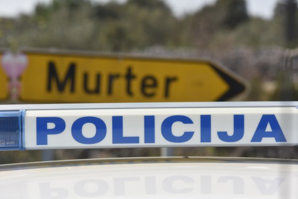 Policija na ulazu u Murter