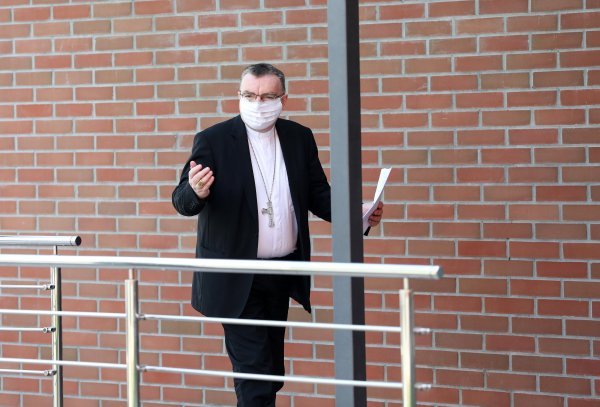 Zagreb: Kardinal Josip Bozanić dolazi u crkvu u kojoj služi Uskrsno misno slavlje bez vjernika