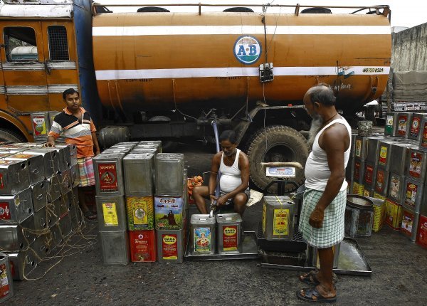 Radnici pune naftu u kanistre u indijskoj Kalkuti                                                                                     Reuters
