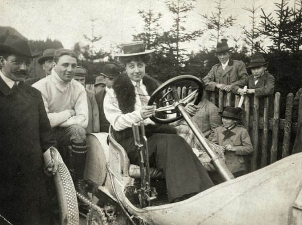 Mercédès Jellinek (1889. – 1929.), u trkaćem automobilu Mercedes Grand-Prix iz 1906. Iz zbirke objavljene 2012. iz arhive Mercedes-Benz Classic