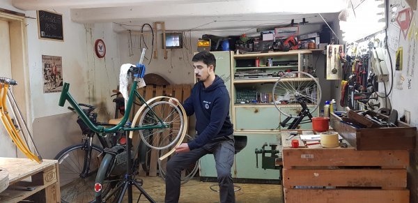 Od djetinjstva okružen automobilima, biciklima se vratio nakon završetka fakulteta 