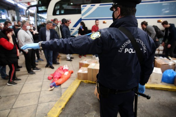 Detalj s autobusnog kolodvora u Ateni, na kojem građani čekaju isporuku janjetine iz ruralnih krajeva