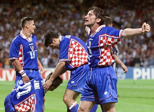 Davor Šuker slavi gol koji je postigao Robert Jarni u četvrtfinalu SP-a 1998. Na fotografiji su još Goran Vlaović i Aljoša Asanović