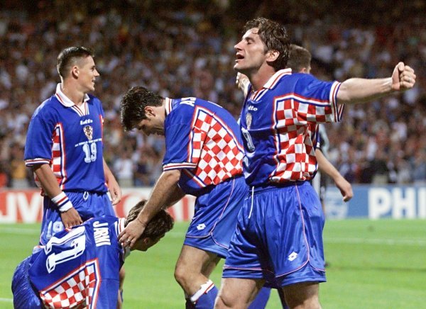 Davor Šuker slavi gol koji je postigao Robert Jarni u četvrtfinalu SP-a 1998. Na fotografiji su još Goran Vlaović i Aljoša Asanović