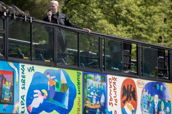 Damir Urban svirao po Rijeci iz turističkog autobusa