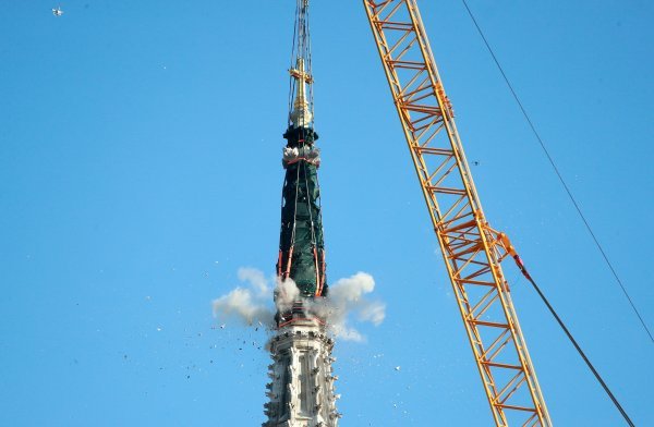 Rušenje vrha sjevernog tornja zagrebačke katedrale