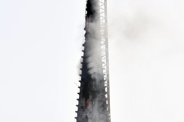 Uspješno je uklonjen vrh sjevernog tornja katedrale