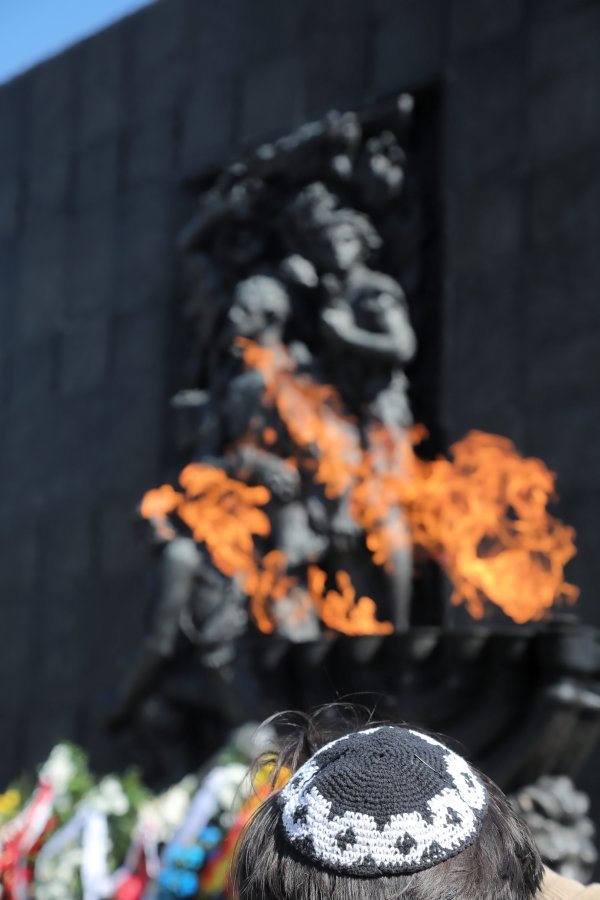 Odavanje počasti junacima varšavskog geta