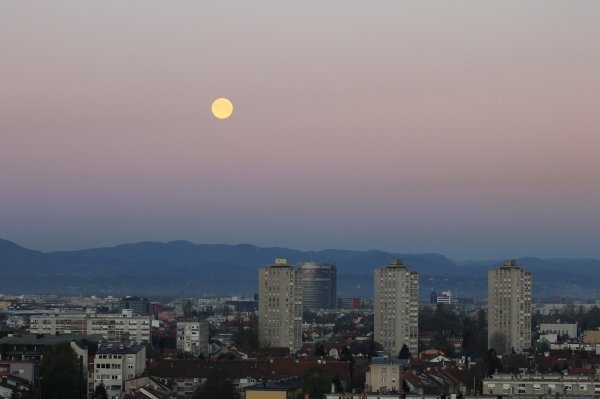 Pogled s Trešnjevke na supermjesec 7. travnja 