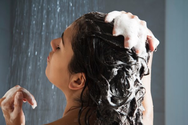 Prekomjerno pranje (pogotovo ako koristite teške šampone) može isušiti kosu i vlasište. To znači da će vaše vlasište lučiti više sebuma, zbog čega će vaša kosa biti masnija nego inače.