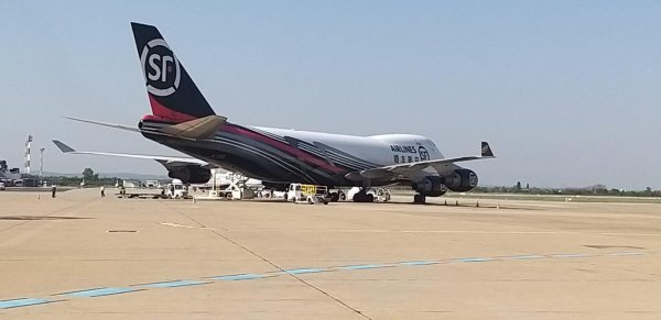 Avion sa zaštitnom opremom