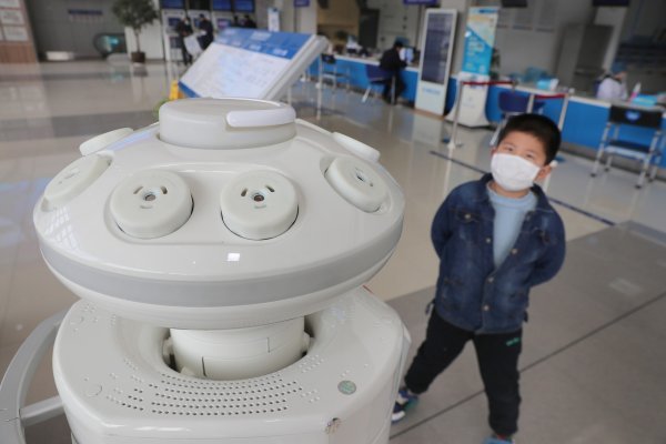 Dezinfekcijski robot u bolnici u kineskom Nantongu