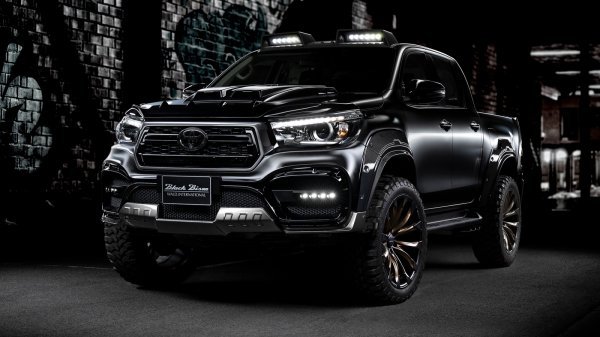 Toyota Hilux 'Sports Line Black Bison'