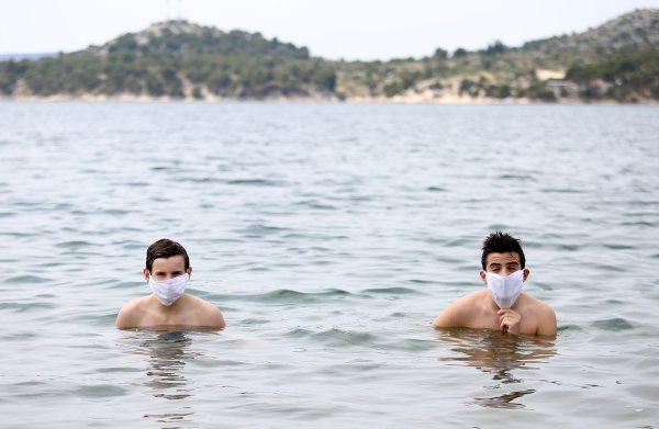 Šibenik: Prvo ovogodišnje kupanje na gradskoj plaži Banj