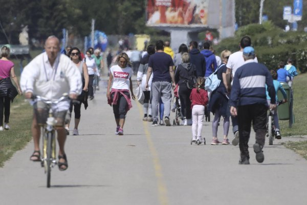 Zagreb: Sunčano i toplo vrijeme izmamilo brojne građane na Jarun