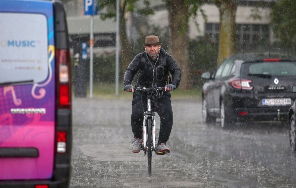 Zagreb: Posljepodnevni pljusak iznenadio je mnoge na gradskim ulicama