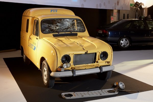 Renault 4 F4 u filmu 'Daleki rođaci'